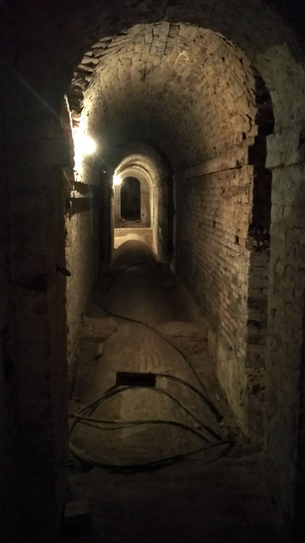 A Lutsk i sotterranei della Cattedrale trasformati in rifugio antiaereo - wikipedia.org
