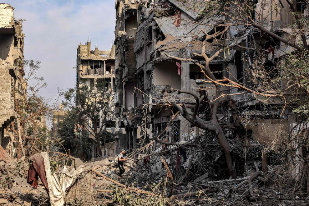 Un palestinese tra le rovine del quartiere di al-Karama a Gaza City - Ansa