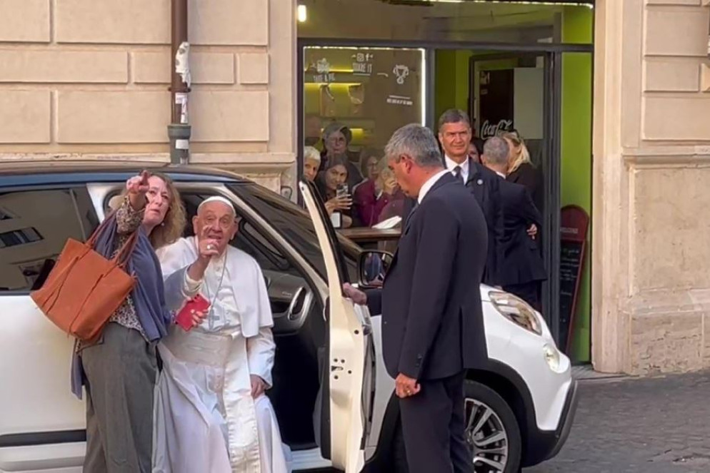 Il Papa con una passante davanti alla casa di Emma Bonino - Ansa