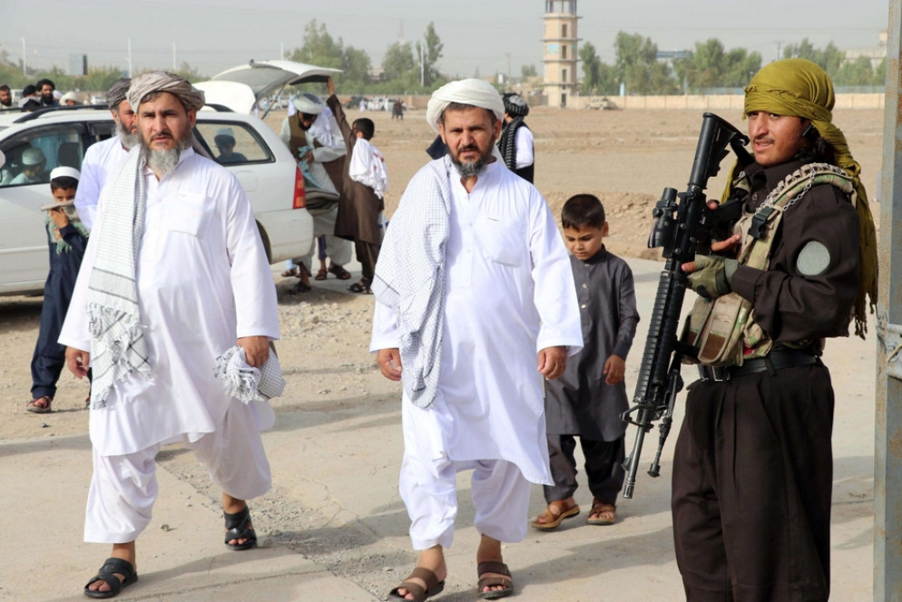 Uomini si recano alla preghiera alla moschea di Kandahar - Ansa