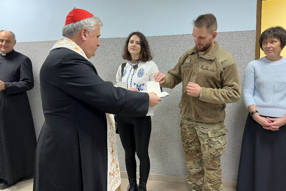 Il cardinale Konrad Krajewski con un giovane miliare cattolico a Kharkiv - Gambassi