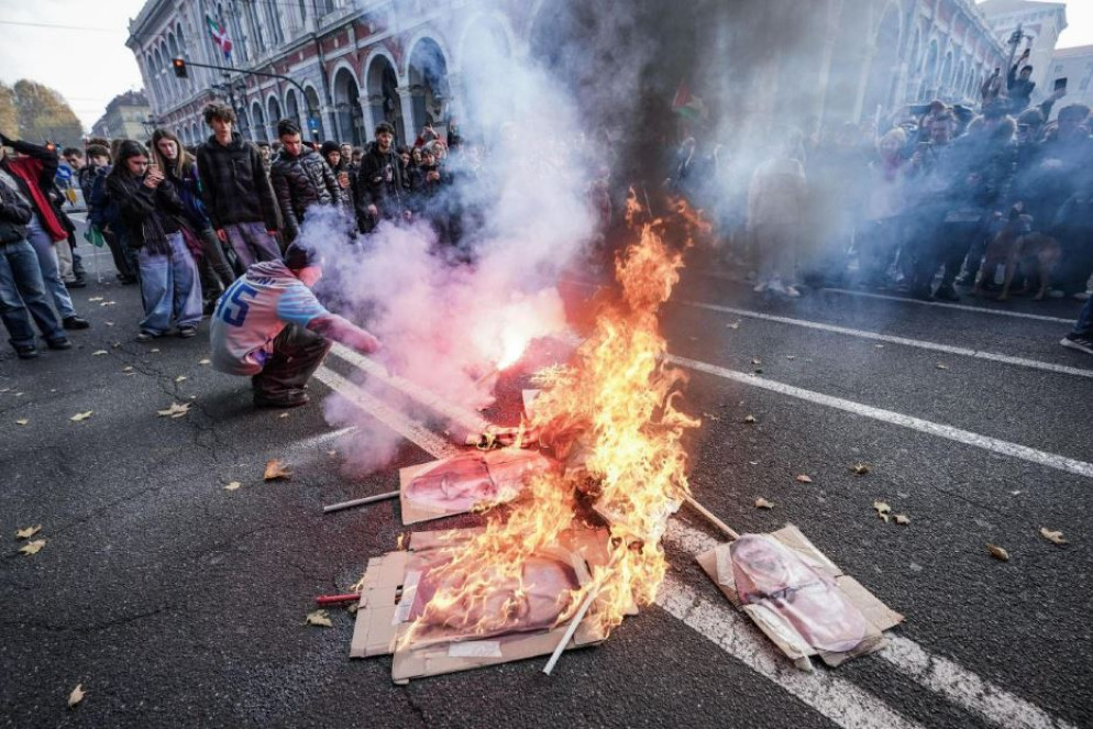 Studenti a Torino bruciano le foto della premier Giorgia Meloni, del ministro della Difesa Guido Crosetto del vice premier Matteo Salvini - ANSA
