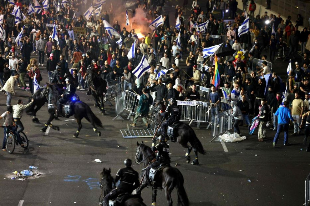 Disordini a Tel Aviv nella notte delle proteste - Ansa / Afp