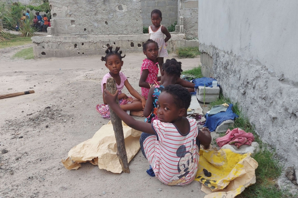 Bambini giocano nel bairro di Macurungo, a Beira - Alfieri
