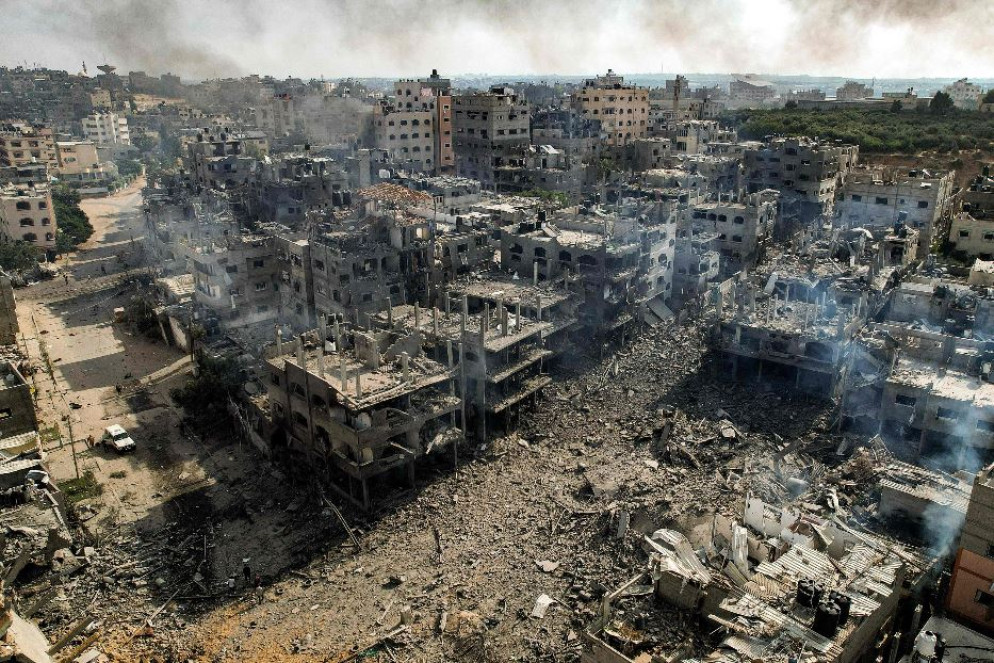 Una veduta aerea del campo profughi palestinese di Jabalia, nella Striscia di Gaza, dopo i raid israeliani - Ansa