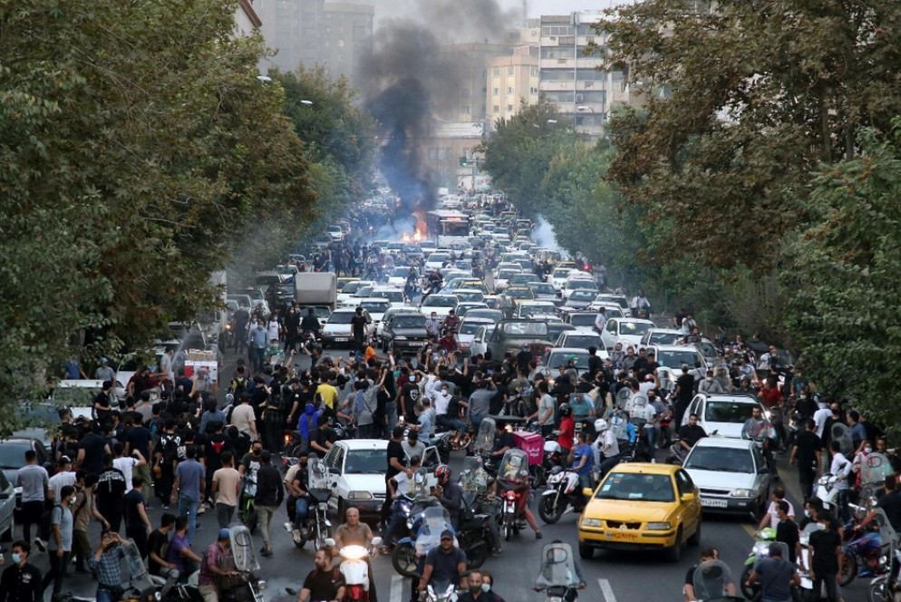 Disordini a Teheran nelle manifestazioni contro la violenza della "polizia morale" - Ansa