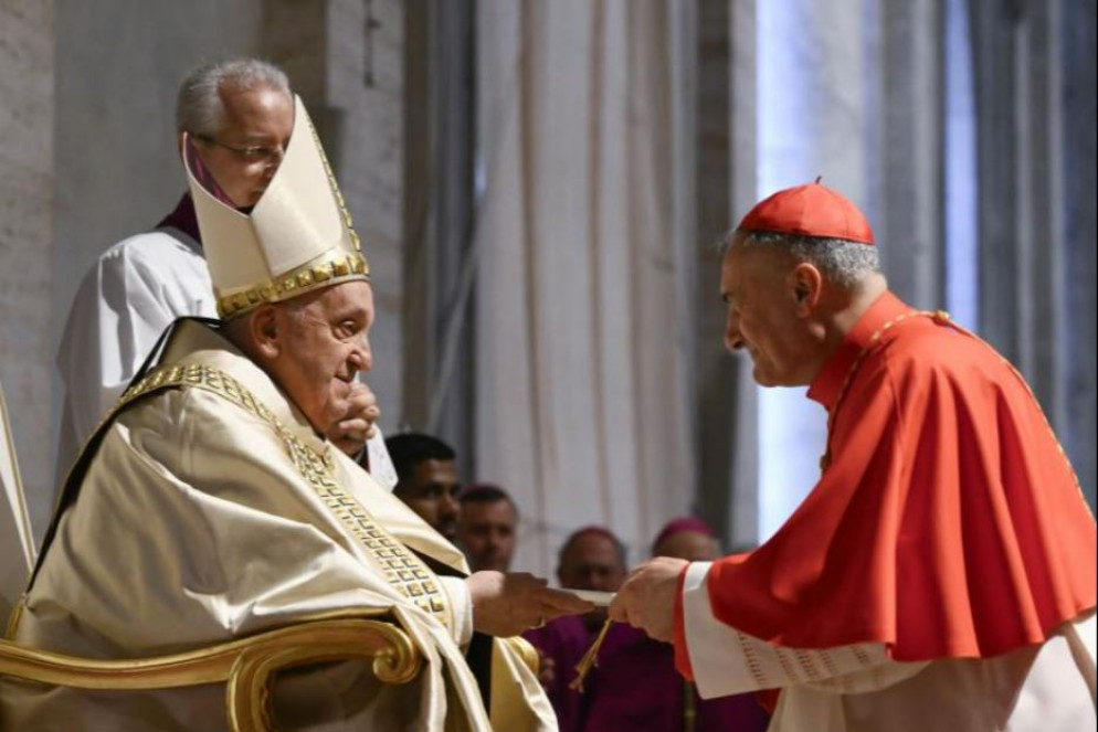 Il Papa consegna la bolla d'indizione del Giubileo a Gambetti - Vatican Media