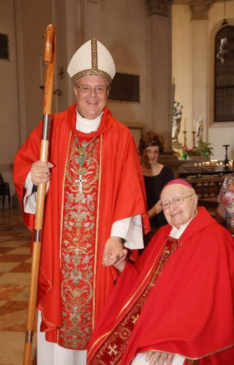 Il vescovo Tomasi (in piedi) assieme al suo predecessore, Magnani - -