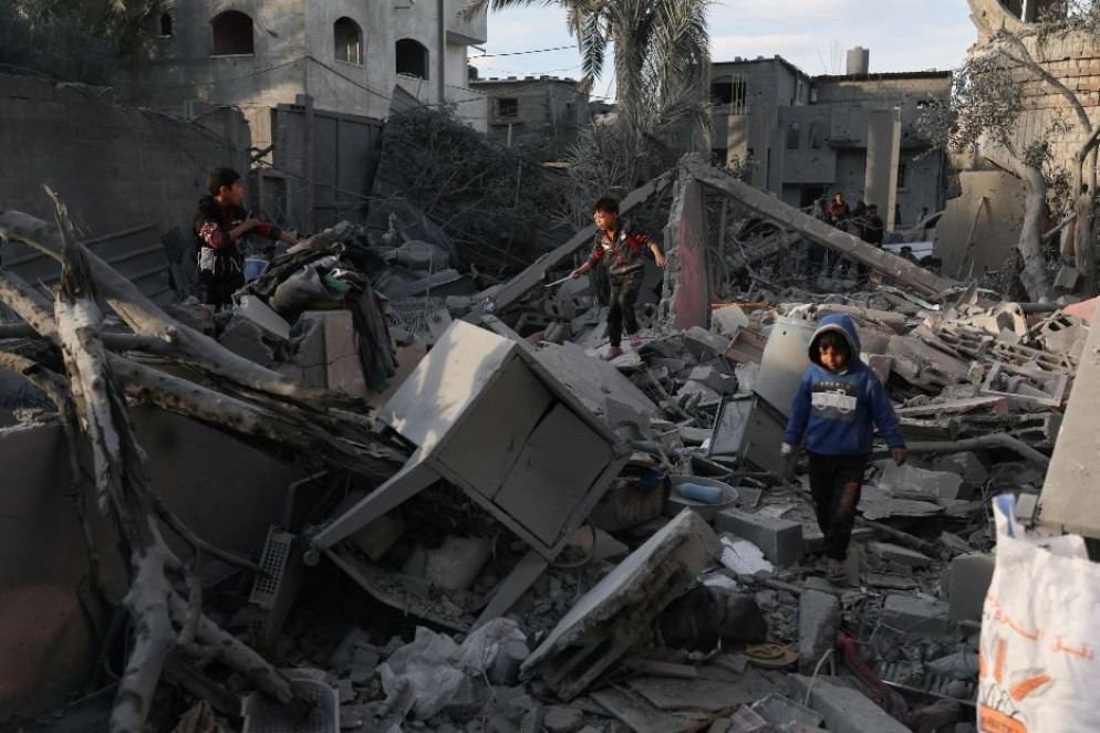 Bambini palestinesi tra le macerie di una casa distrutta dai raid di Israele a Rafah - REUTERS