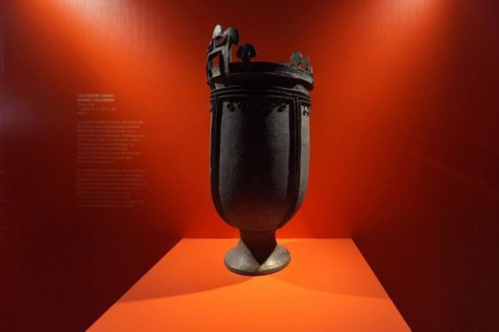 Calderone rituale unnico di bronzo, Cultura della confederazione unnica, Desa (prima metà del V secolo d.C.) - Bucarest, Muzeul Național de Istorie a României
