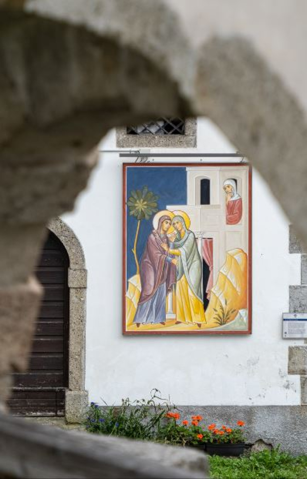Cercivento, un'immagine del progetto “Una Bibbia a cielo aperto”: sopra, l’icona della Visitazione, lungo la Via di Maria: “L’anima mia magnifica il Signore” (Lc 1,46); a destra, alcune opere della Piazza della Salvezza - Luca Repetti / Associazione “Una Bibbia a cielo aperto”