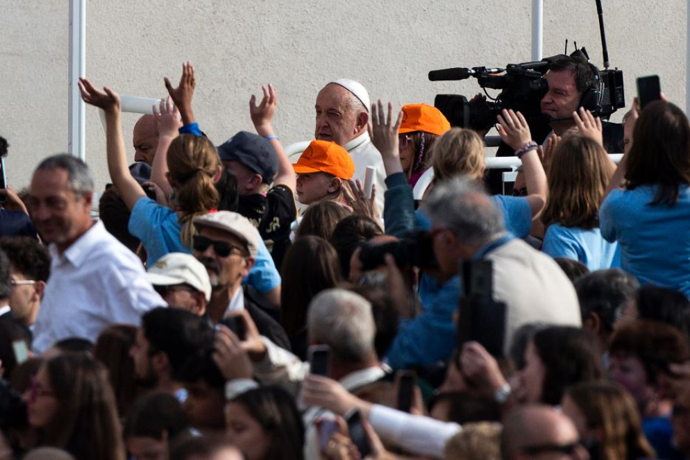 Frasncesco tra i fedeli in Piazza San Pietro - Ansa