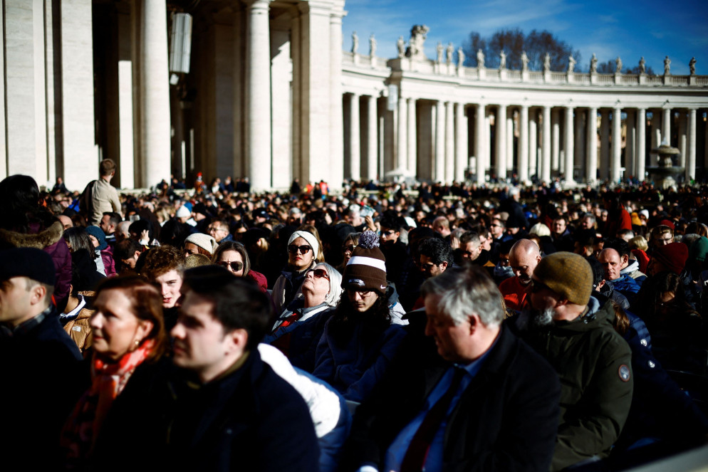 I fedeli in piazza San Pietro - Reuters