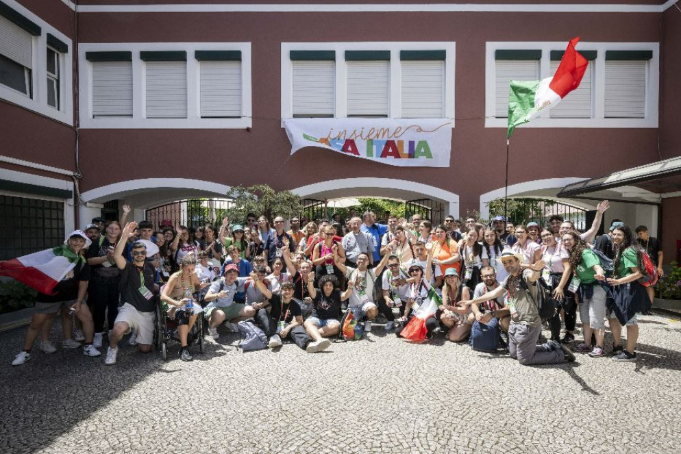 Un gruppo di giovani italiani nel cortile della scuola di Lisbona che ospitò Casa Italia durante la Gmg - Agenzia Romano Siciliani