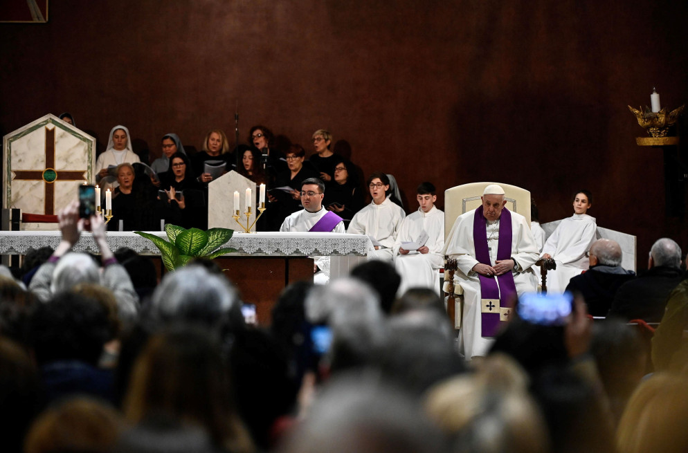 Un momento della celebrazione penitenziale a san Pio V - ANSA