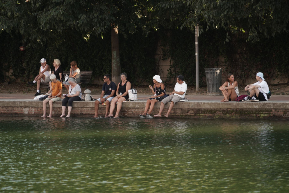 Turisti cercano di trovare un po' di fresco in Darsena, a Milano - Fotogramma