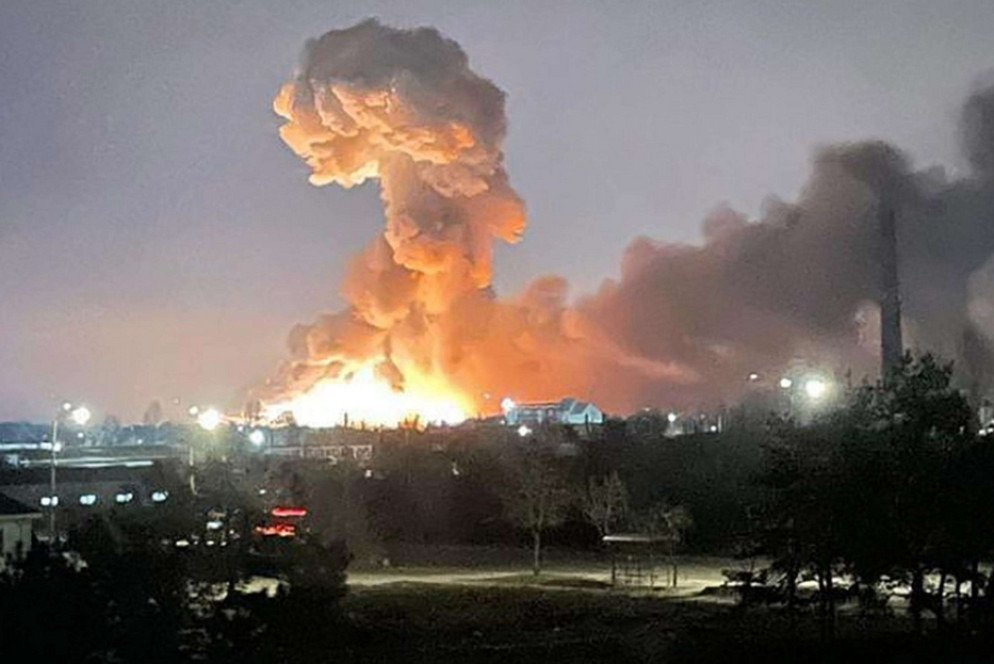 La presidenza ucraina ha diffuso una foto che mostra un'esplosione nella capitale, uno scoppio con una densa nuvola di fumo