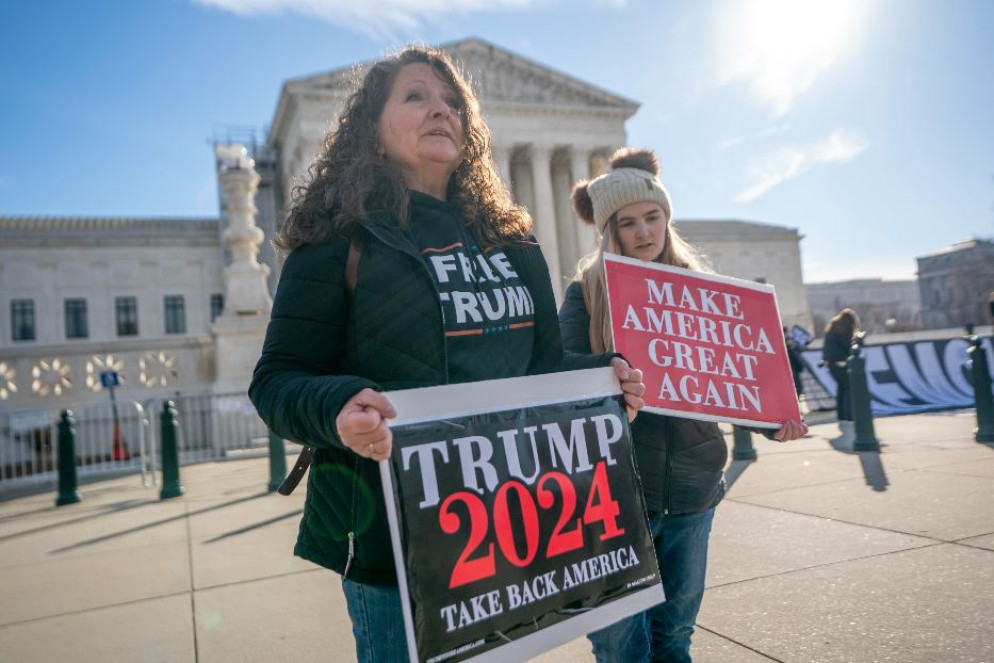 Sostenitrici del tycoon davanti alla Corte Suprema a Washington - Ansa