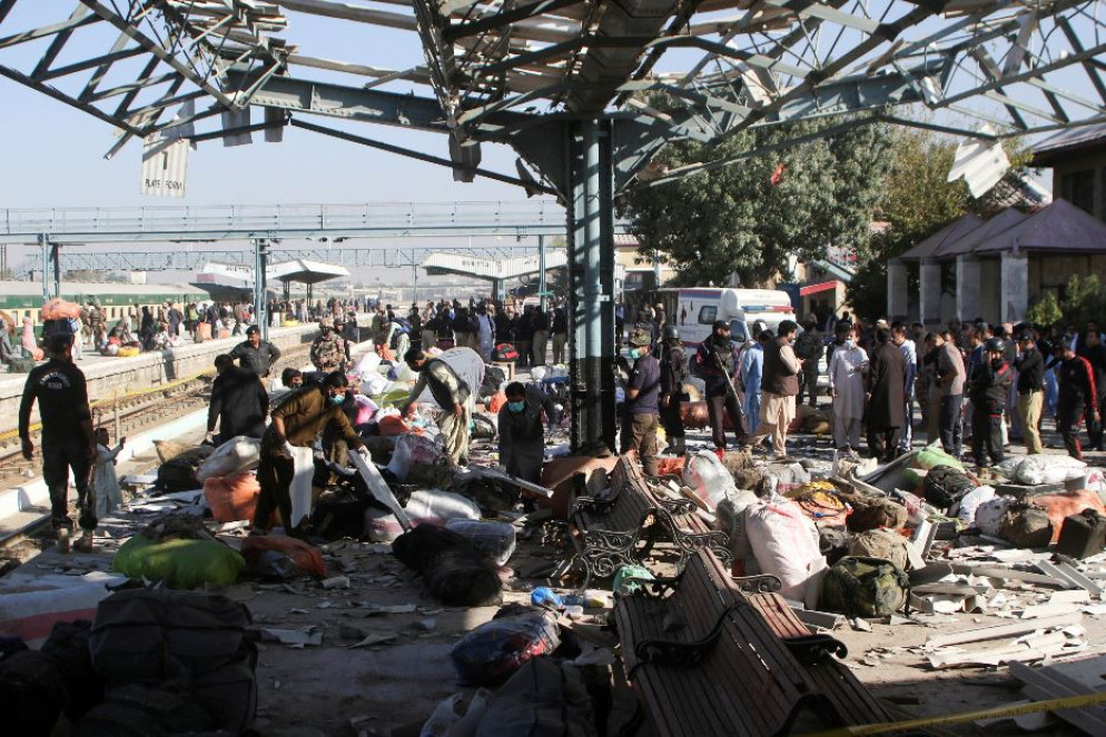 La banchina della stazione di Quetta devastata dall'esplosione - REUTERS