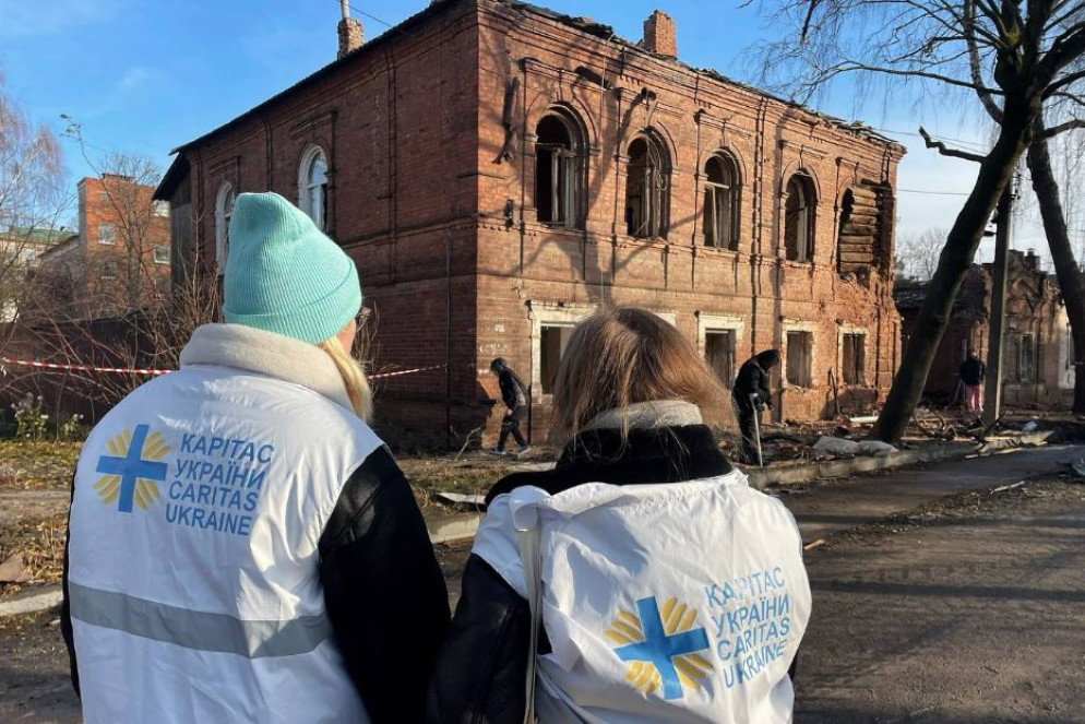 I volontari della Caritas intervengono per aiutare la gente dopo un bombardamento a Sumy - Caritas Sumy