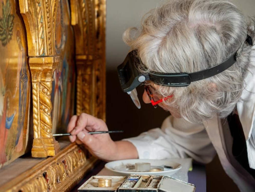 La restauratrice Milena Dean al lavoro sul dipinto - Matteo Panciera