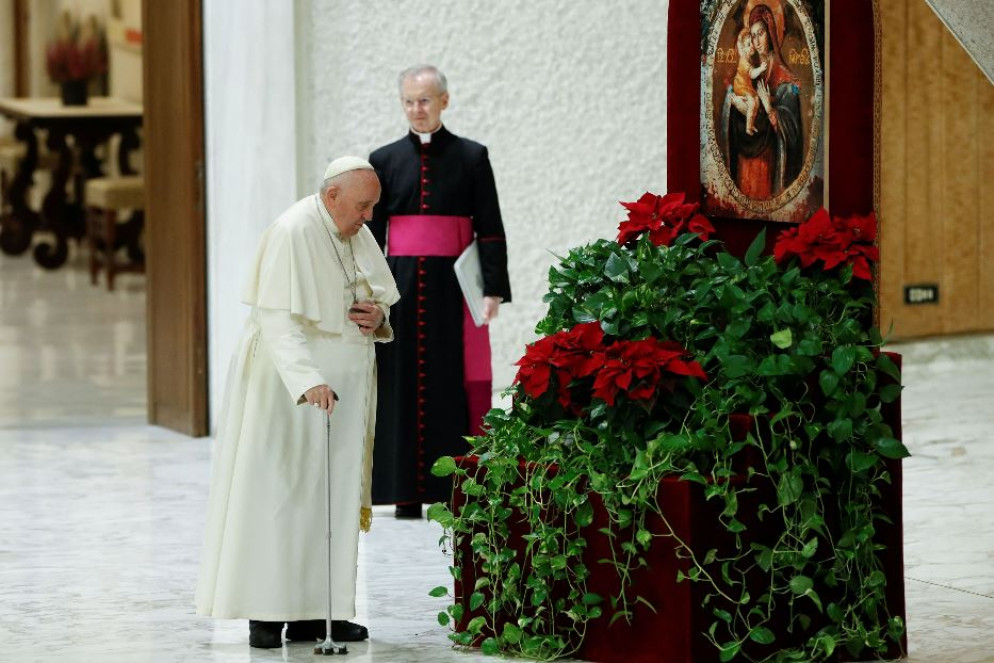 "Possiamo chiederci: com’è il nostro sguardo verso gli altri?", l’esortazione del Papa nella catechesi. "Quante volte etichettiamo le persone per ciò che fanno o pensano! Anche come cristiani ci diciamo: è dei nostri o non è dei nostri? Questo non è lo sguardo di Gesù: Lui guarda sempre ciascuno con misericordia, anzi con predilezione. E i cristiani sono chiamati a fare come Cristo, guardando come Lui specialmente i cosiddetti lontani". - Reuters