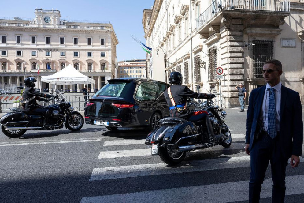 L'arrivo del corteo funebre a Montecitorio - ANSA