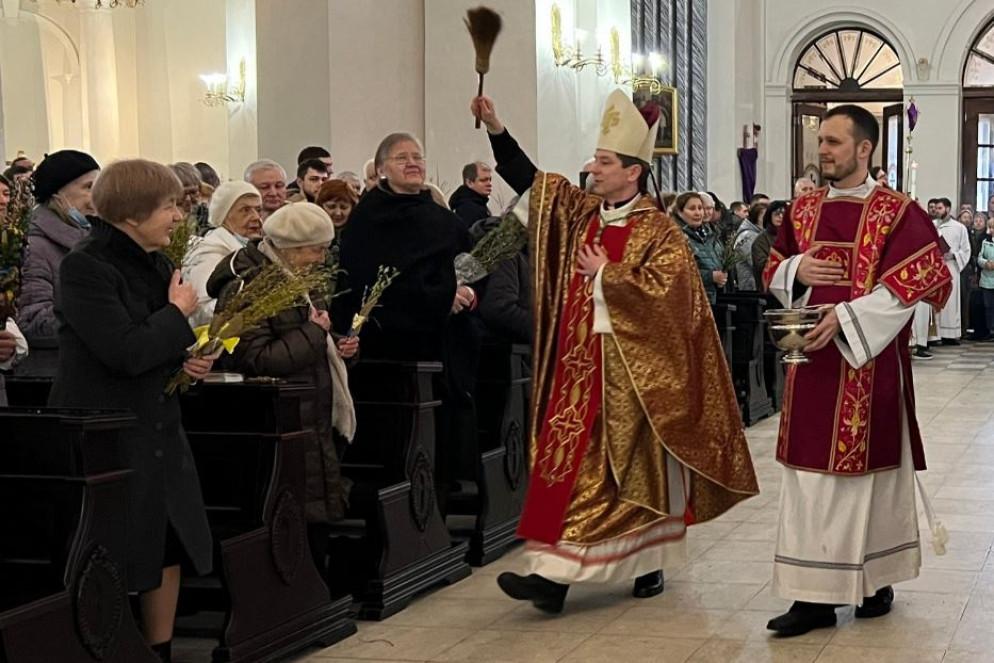 Il vescovo Vitalii Kryvytskyi nella Cattedrale latina di Sant’Alessandro a Kiev - Gambassi