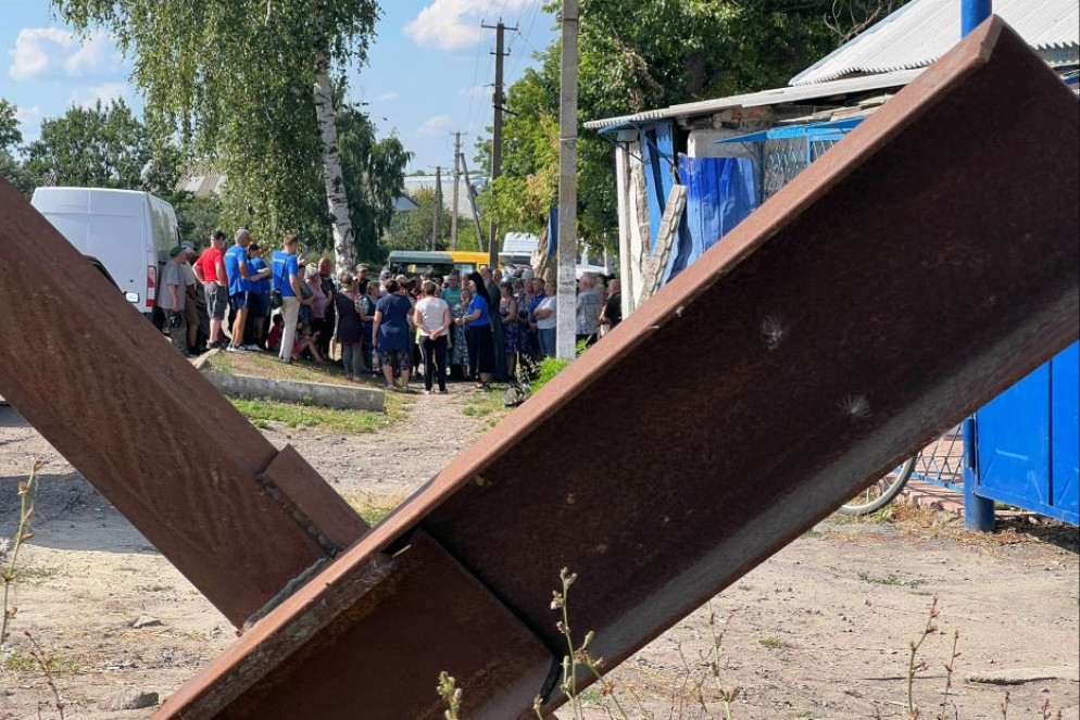 L'arrivo degli aiuti umanitari nel villaggio di Shestakove lungo la frontiera russa e a ridosso del fronte nella direttrice di Vovchansk - Gambassi