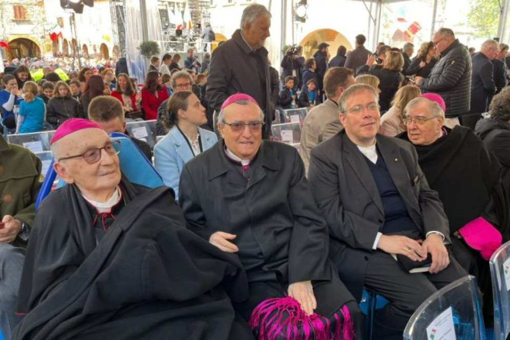 Il vescovo Luciano Giovannetti (a sinistra) alla commemorazione della strage nazista di Civitella in Val di Chiana lo scorso 25 aprile con il capo dello Stato - Fondazione Giovanni Paolo II