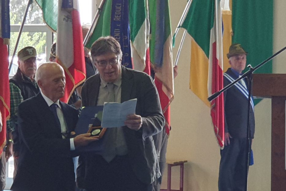 L'Ambasciatore d'Israele in Italia Alon Bar consegna l'onoreficienza ad Antonio Cortile, nipote del maresciallo della Guardia di Finanza - Foto Grienti