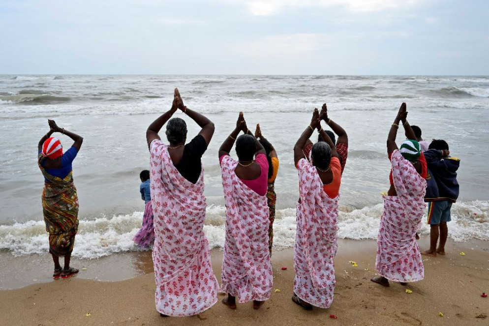 Un gruppo di donne in preghiera sulla spiaggia di Chennai, in India - Reuters