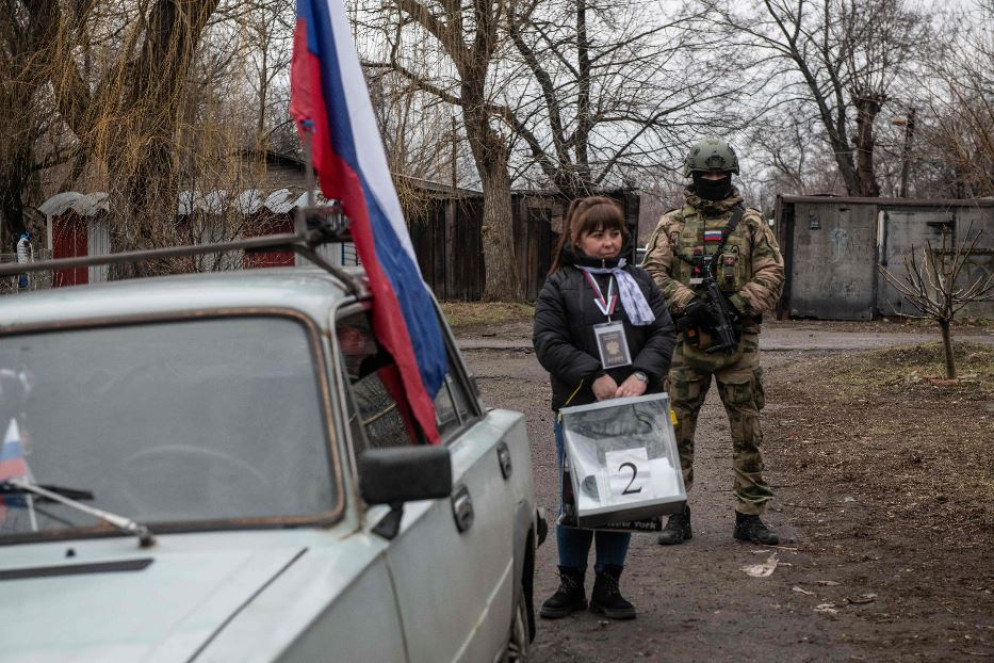 La bandiera russa a un seggio volante in Donbass - Ansa