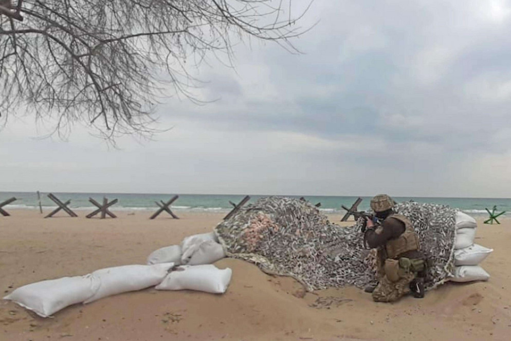 La trincea sulla spiaggia minata al largo della quale alcuni giorni fa è stata affondata una nave russa, 25 marzo - Ansa