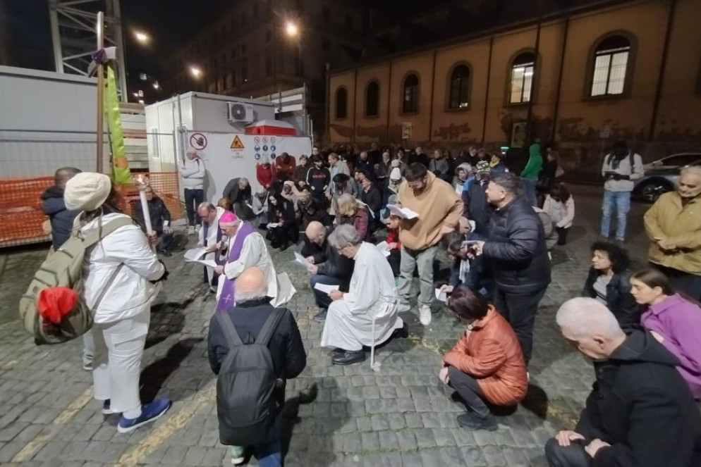 Un momento della Via Crucis alla Stazione Termini - Caritas Roma