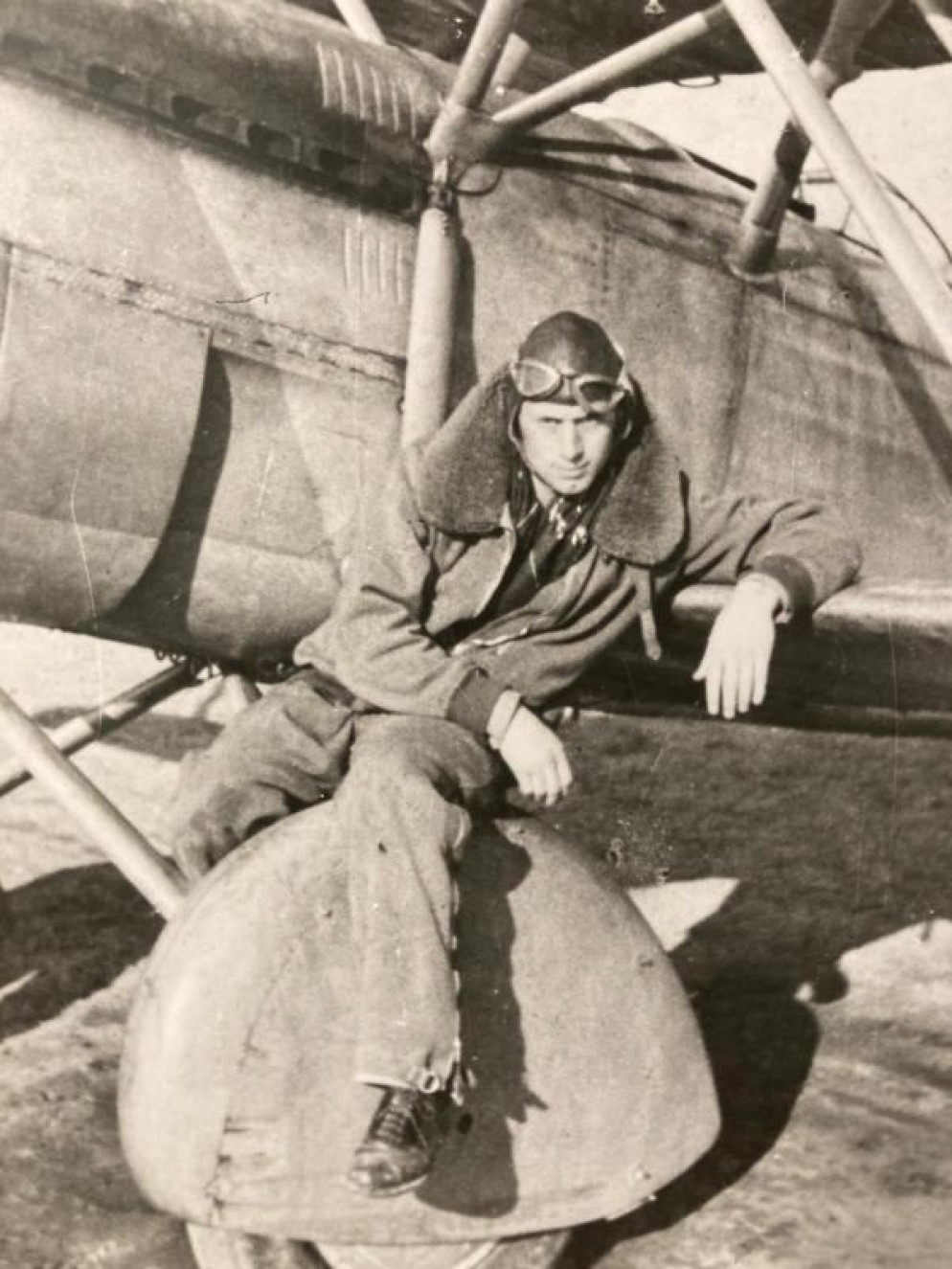 Il sergente maggiore Alvise Andrich in una foto con l'uniforme da pilota - Foto famiglia Andrich