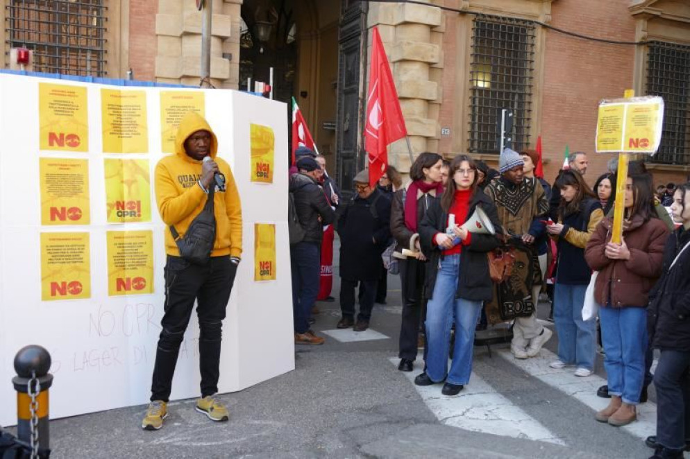 Il Sit-in contro i Cpr organizzato sotto la prefettura di Bologna - Fotogramma
