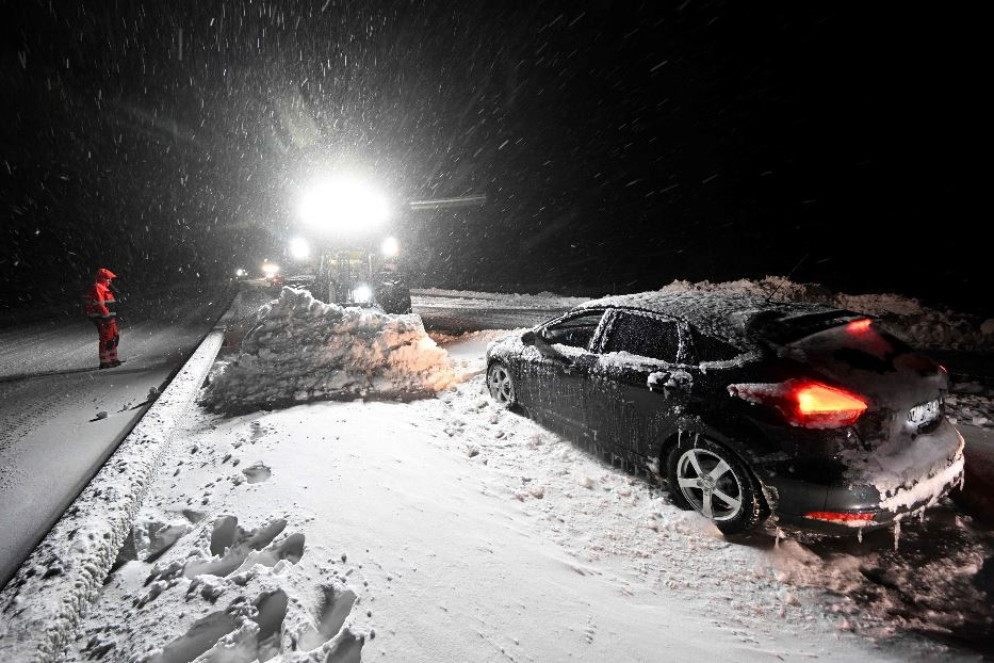 Mezzi al lavoro per spalare la neve la notte scorsa sull'autostrada E22 in Svezia: migliaia gli automobilisti intrappolati per almeno 24 ore - Ansa