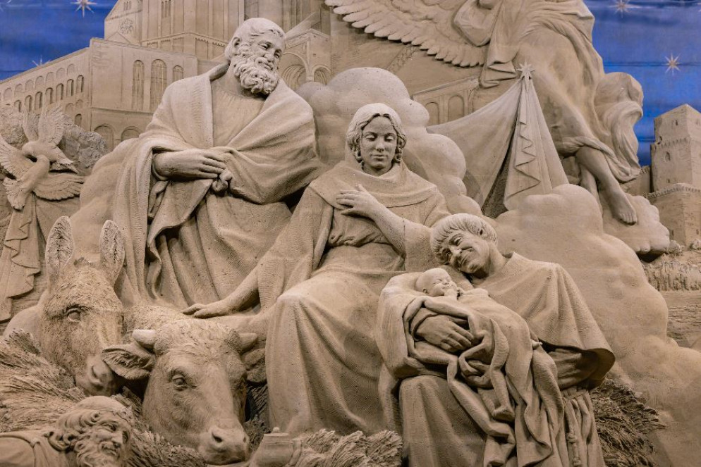 La Natività ad Assisi: Gesù in braccio a Francesco sotto gli occhi divertiti di Giuseppe e Maria - .