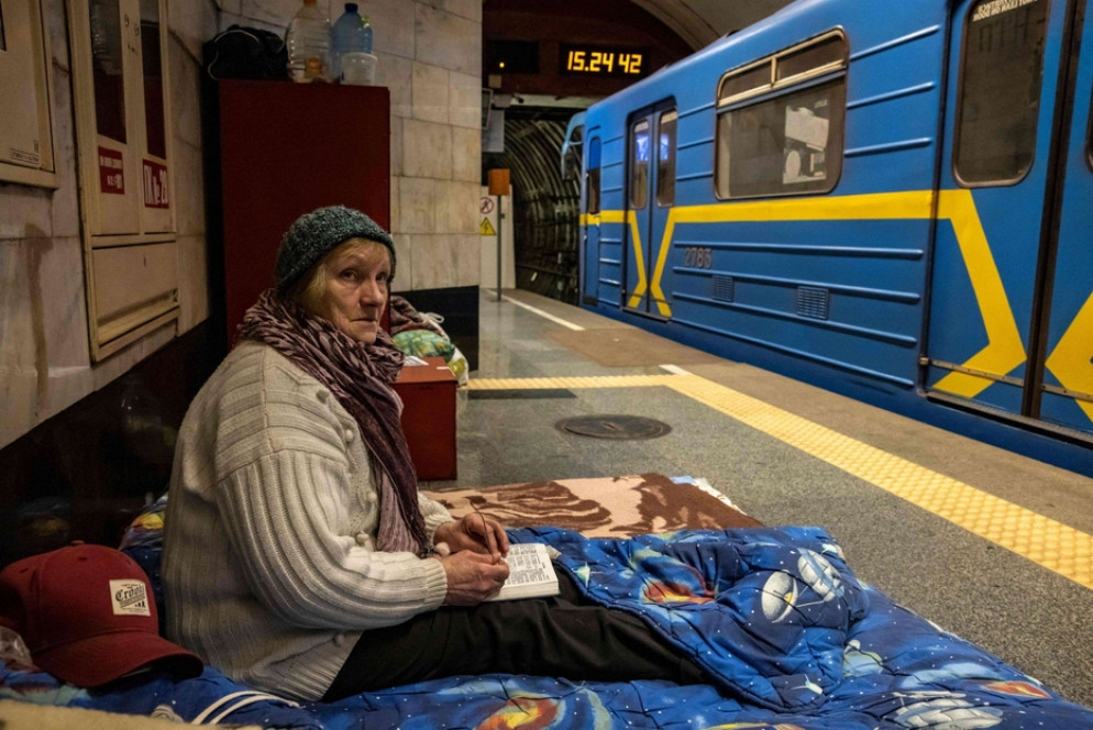 A Kiev i profughi accampati in una stazione della metropolitana - Ansa
