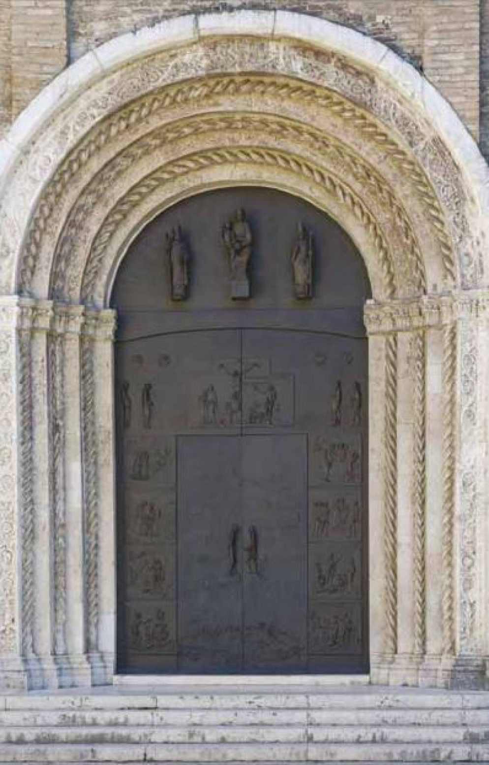 Il portale della cattedrale di Cesena realizzato da Ilario Fioravanti - Gian Paolo Senni