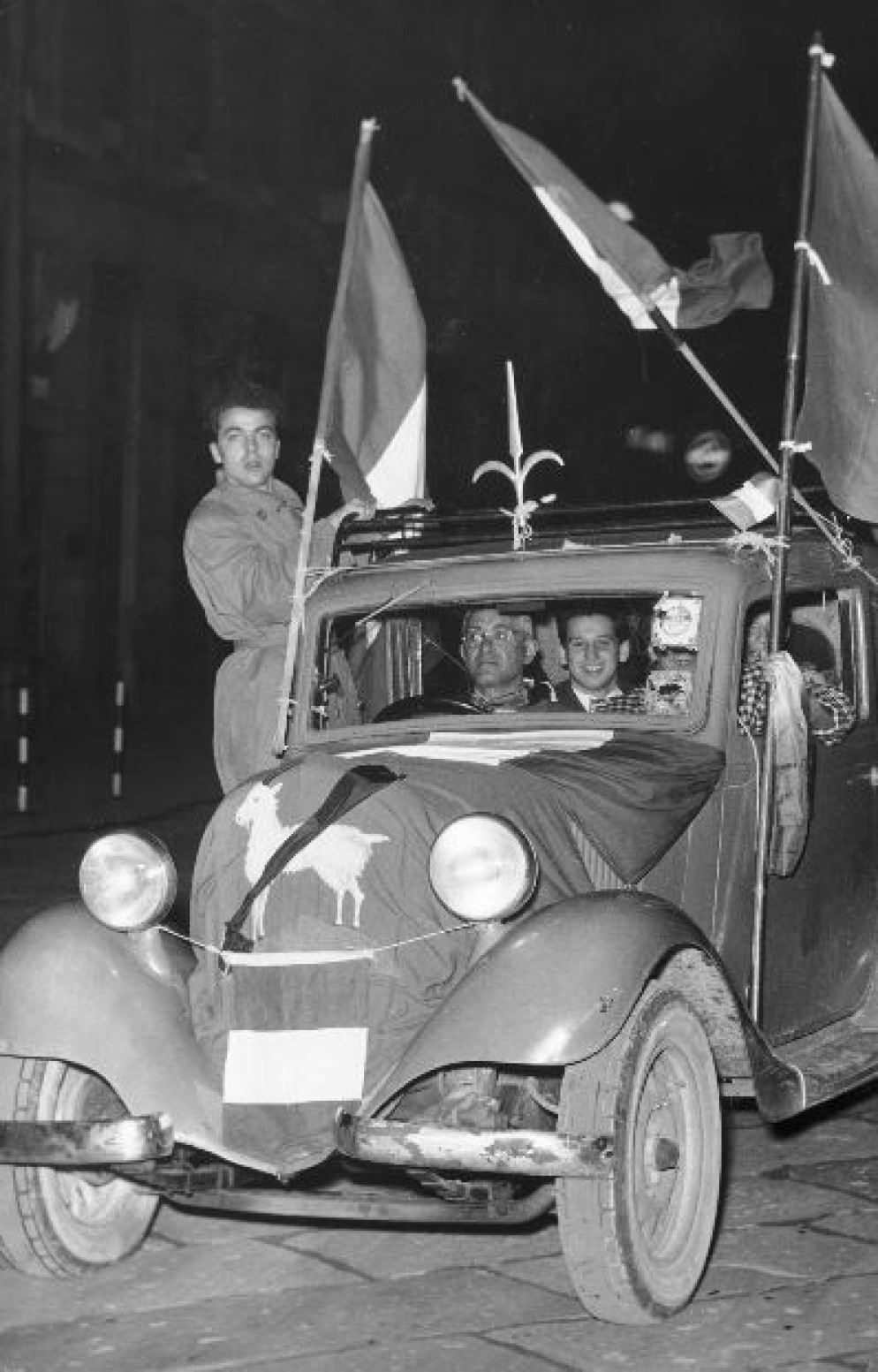 Il 26 ottobre 1954 Tricolori in festa e bandiera istriana a lutto - IRCI