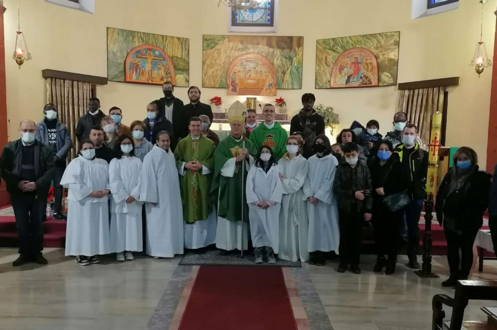 Il vescovo Bizzeti al termine del battesimo degli adulti in Turchia - Avvenire