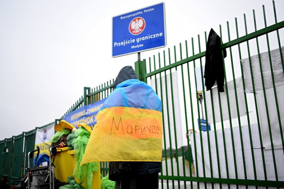 Un profugo ucraino al confine fra Ucraina e Polonia - Ansa