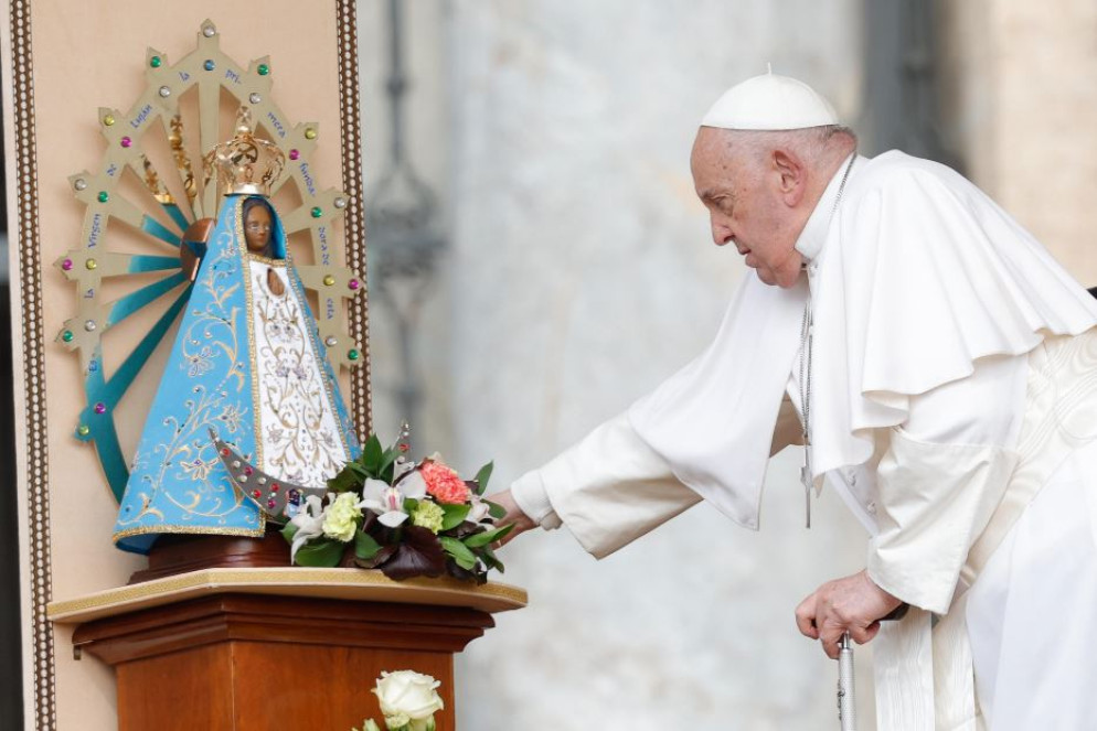 L'omaggio del Papa alla Vergine Maria - Ansa