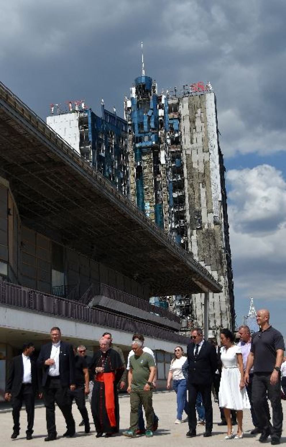 Il cardinale Parolin in visita al porto di Odessa; alle sue spalle un albergo colpito da due missili russi - Amministrazione regionale di Odessa
