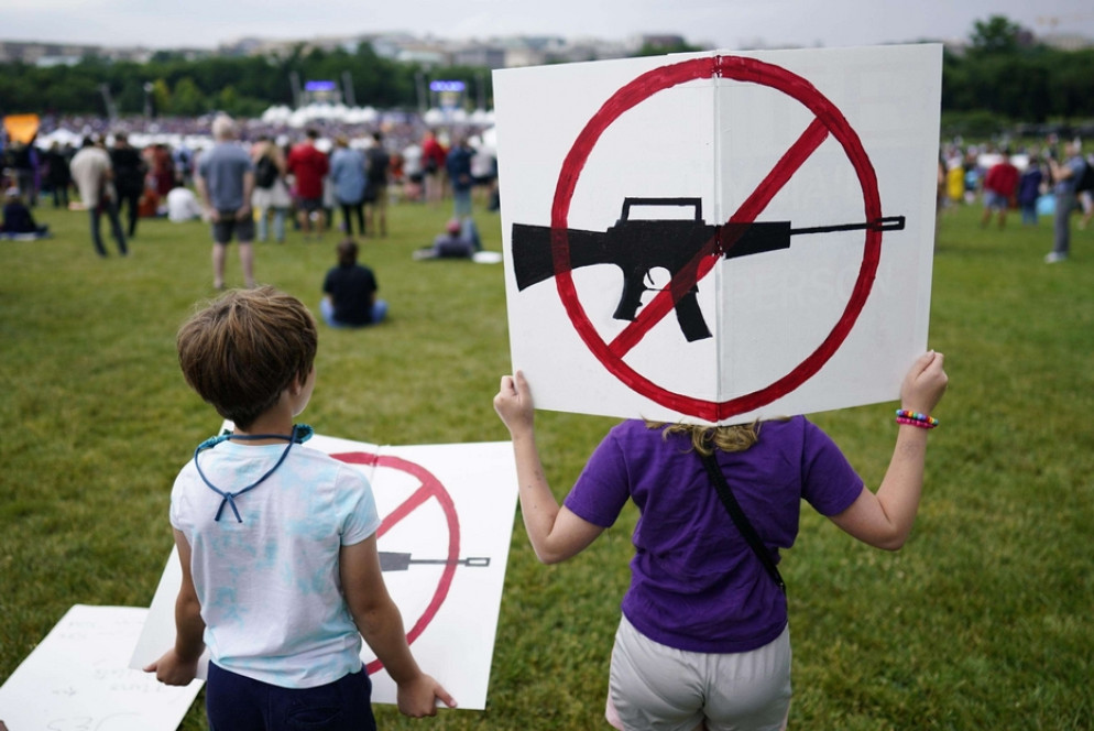 Protesta dopo le ultime stragi nelle scuole. Non tutti gli americani sono favorevoli alle armi facili, fucili mitragliatori compresi - Ansa