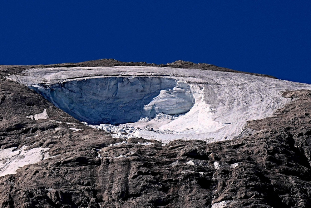 La voragine che si è aperta nel ghiacciaio della Marmolada dopo il crollo dello scorso 3 luglio - Afp