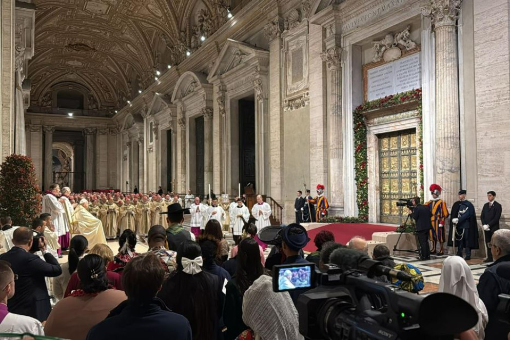 I momenti di attesa prima dell'apertura della Porta Santa - Pool Aigav