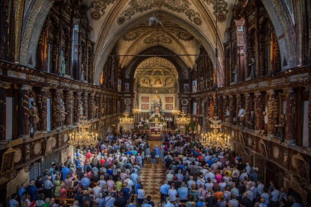 La navata del Santuario della Beata Vergine delle Grazie, gremita di devoti e di pellegrini - foto Comune di Curtatone